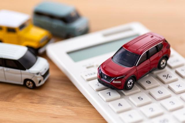 電卓と数台のミニカー