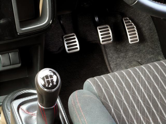 ブレーキペダルとシフトレバー