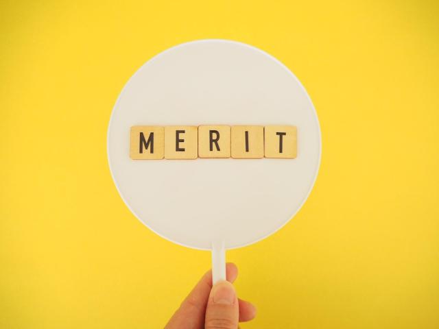 MERITの文字が書かれた積み木を乗せているプレート