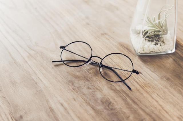 テーブルに置かれた眼鏡