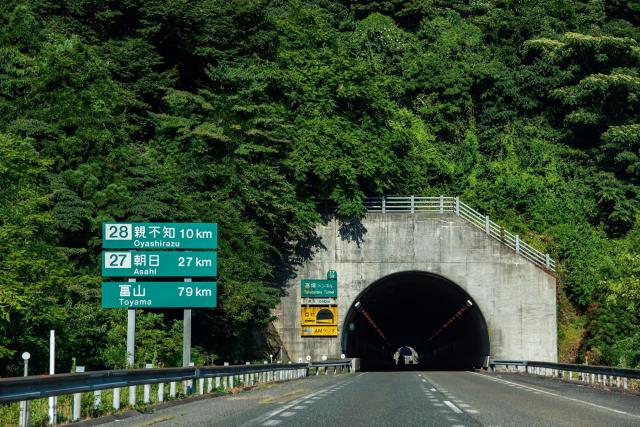 2車線のトンネル