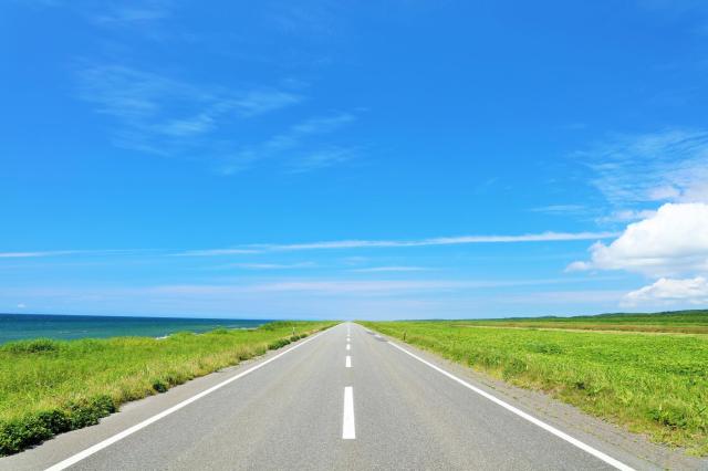 青空と車道