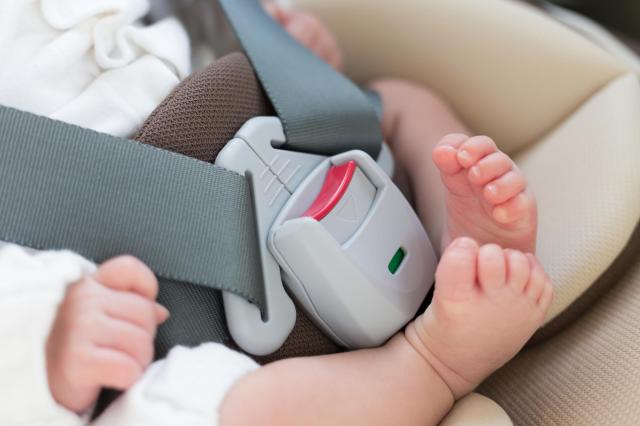 赤ちゃんがベビーシートに乗っている様子