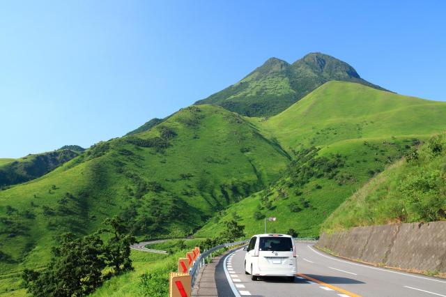 道路を走るミニバン