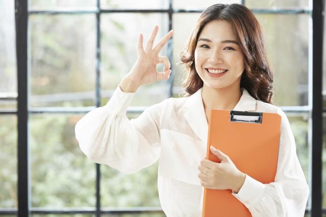 OKサインを出す女性