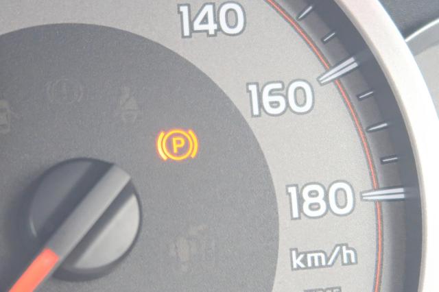 パーキングブレーキ警告灯が点灯している様子