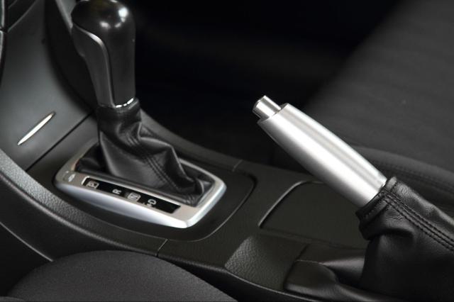 車のパーキングブレーキ（サイドブレーキ）とシフトノブ