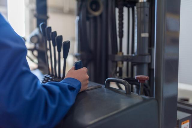 小型特殊自動車を運転する人