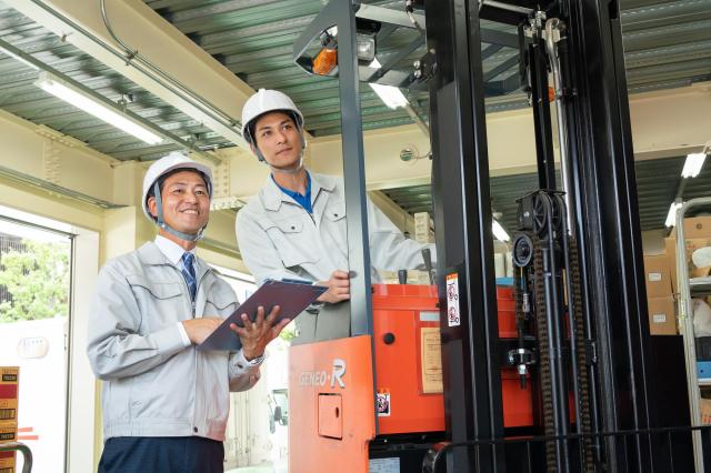 小型特殊自動車に乗り会話する人