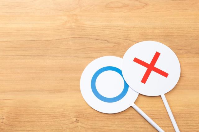 丸とバツが記載されたカード