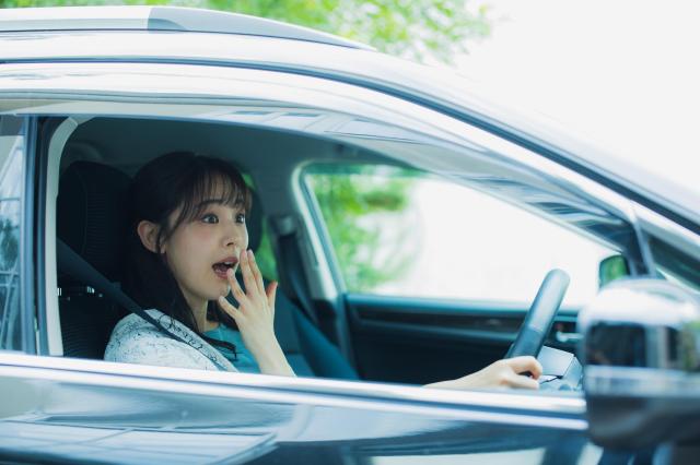 運転中に驚く女性