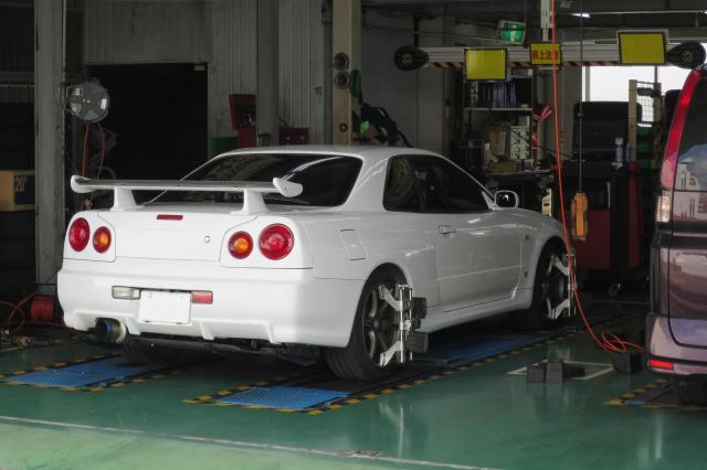 業者でアライメント調整をするスポーツカー