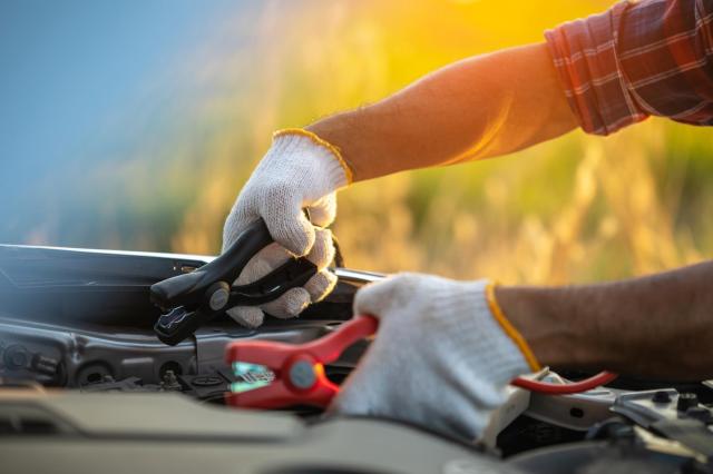 ジャンプスターターを接続する男性