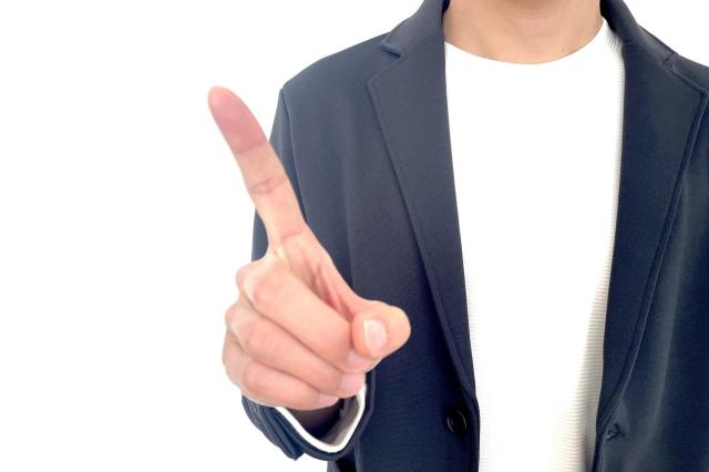 指差しをする男性