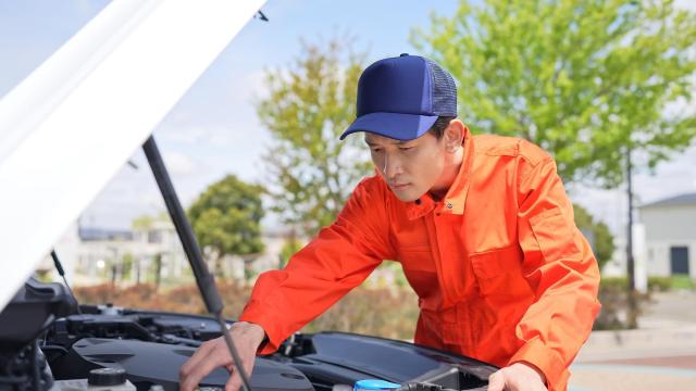 ボンネットを開ける男性