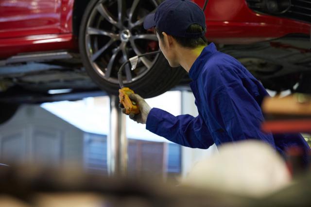 タイヤの調整をする整備士