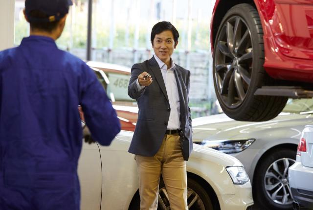 整備工場に訪れた男性