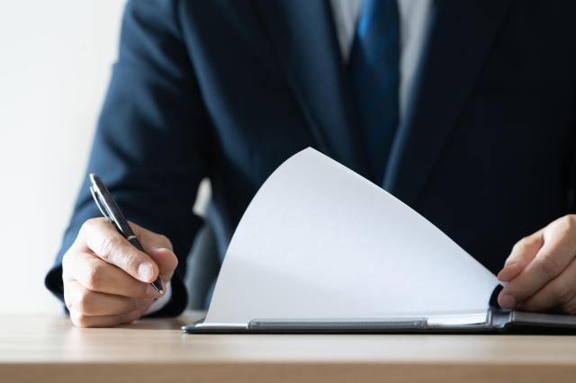 書類の準備をするビジネスパーソン