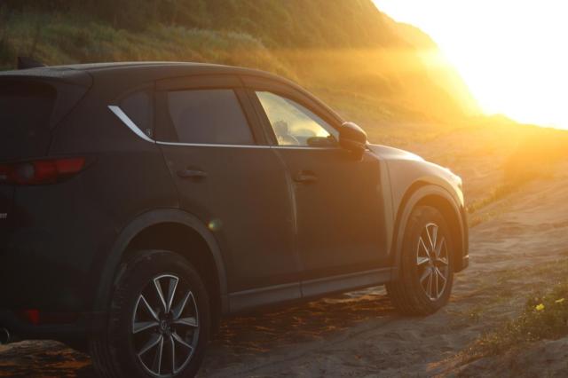 オフロードを走行するSUV