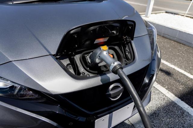 EVを充電する様子