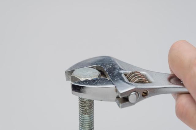 ボルトにトルクをかけて回す様子