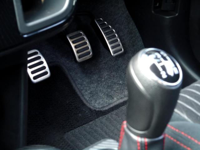 MT車の3つのペダルとシフトレバー