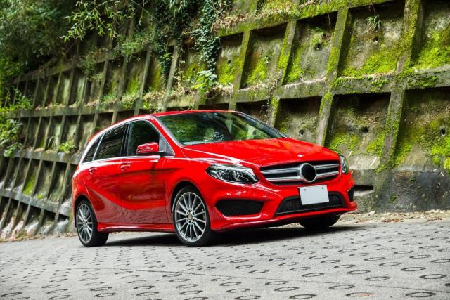 坂道に停車した赤い車