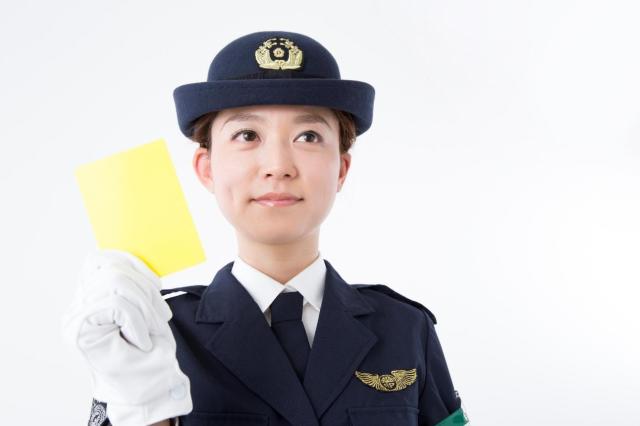 イエローカードを持った女性警察官