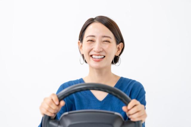 笑顔でハンドルを握る女性