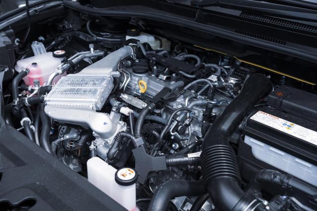 車のエンジンルーム