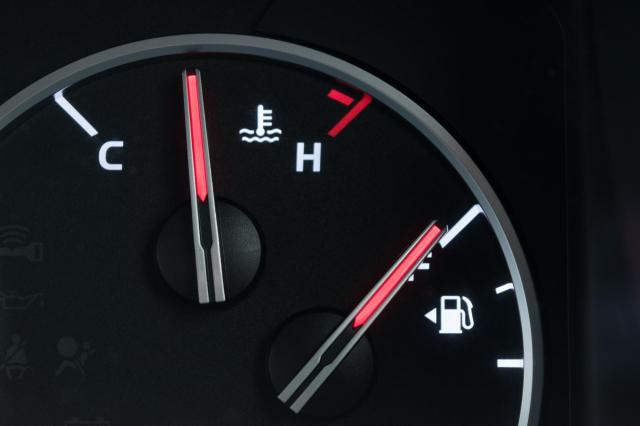車の水温計が「H」と「C」の中間あたりを指している様子