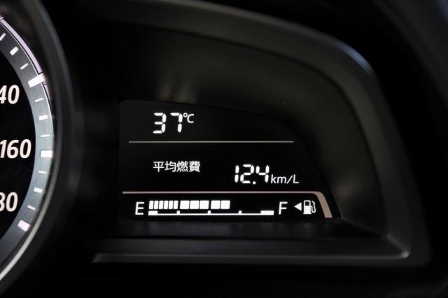 平均燃費が表示された車のメーターパネル