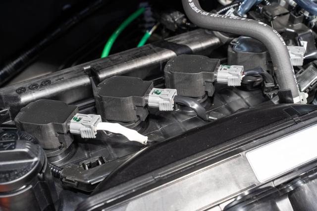 車のエンジンに取り付けられたイグニッションコイル