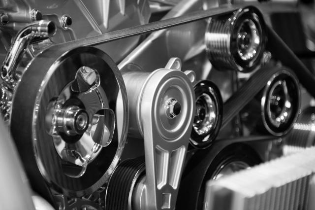 車のエンジンに取り付けられたプーリー類