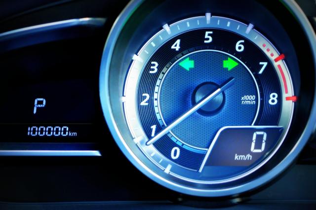 アイドリング中の車のメーター