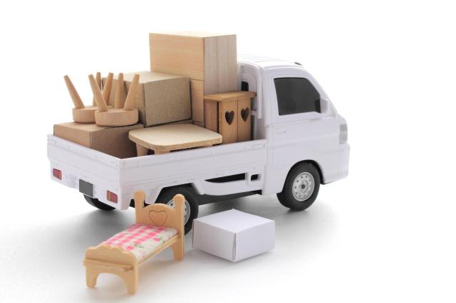 家具が積載されるミニカーの軽トラ