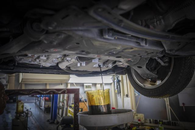 エンジンオイルを抜く様子