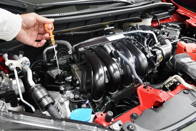 オイルレベルゲージを取り出す様子