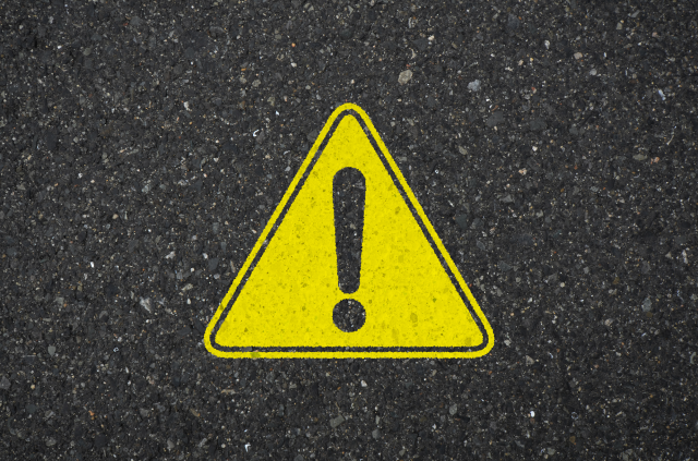 アスファルトに描かれた危険標識