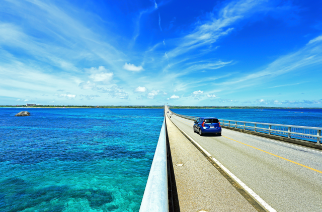 海を渡る橋を走る車