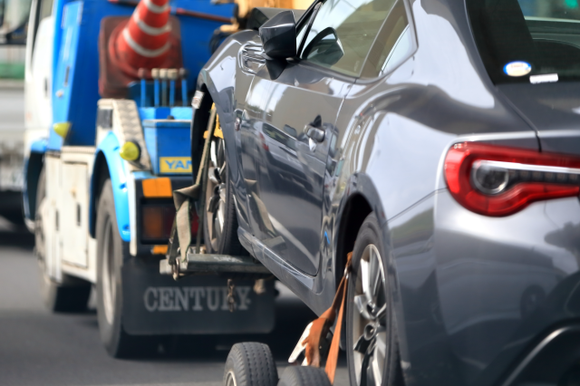 レッカー移動される車