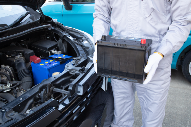 車のバッテリー交換作業
