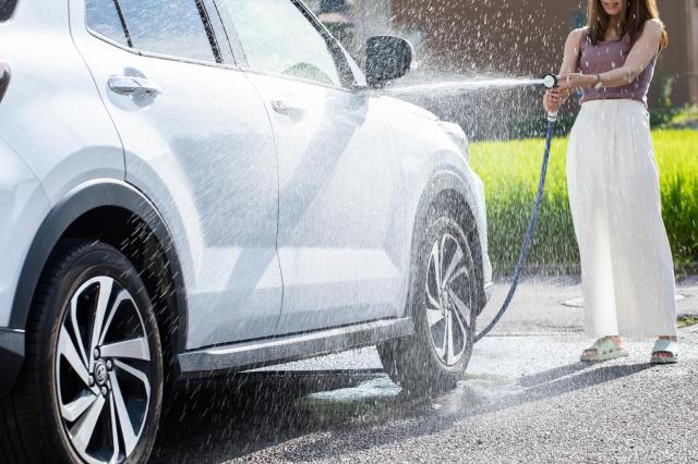 洗車する女性
