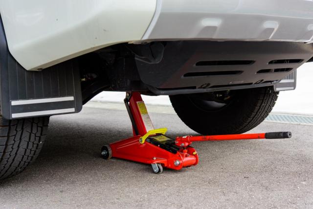 車のジャッキアップ