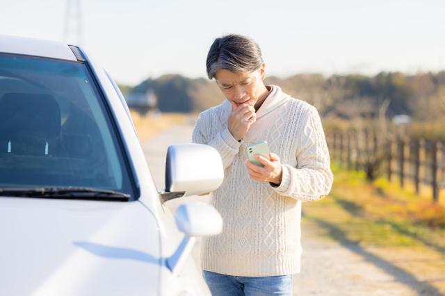 対処法を調べる男性