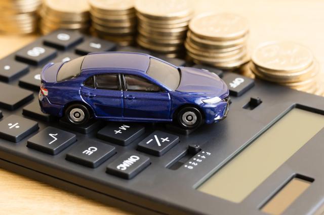 ミニカーと電卓、お金