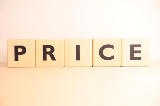 「PRICE」と書かれた積み木