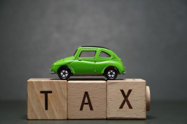 TAXと書かれた積み木の上に置かれたトイカー