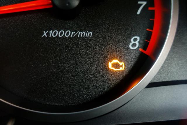 イグニッションコイルの故障によってエンジン警告灯が点灯している様子