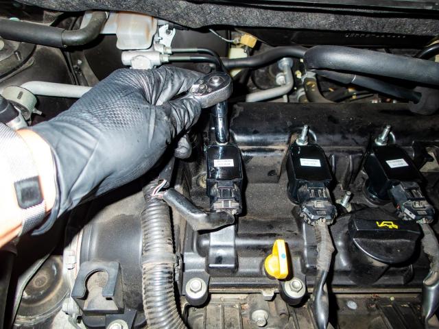 イグニッションコイルを取り外す様子